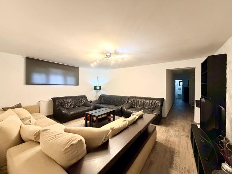 Apartament cu 4 camere semidecomandat, mobilat în P-ța Victoriei