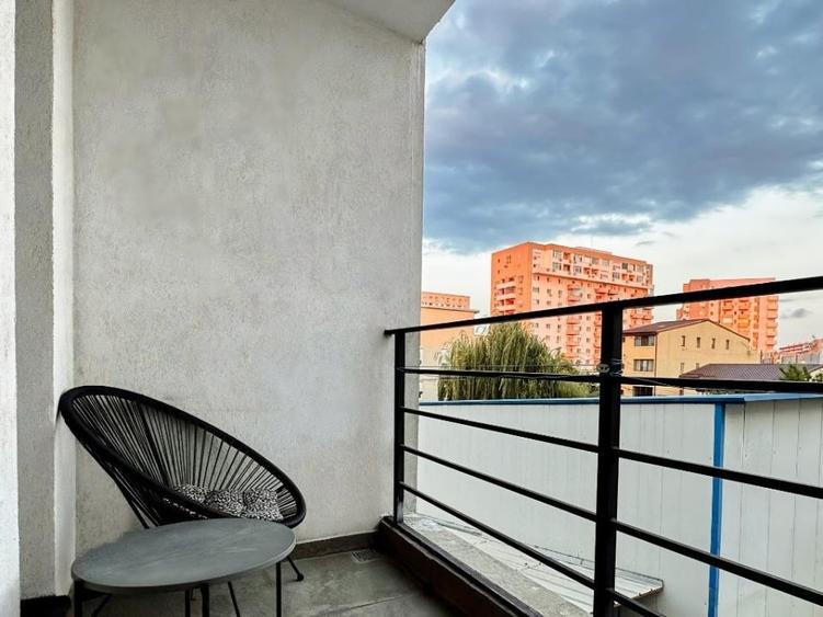 Apartament cu 2 camere semidecomandat, mobilat în Moinești