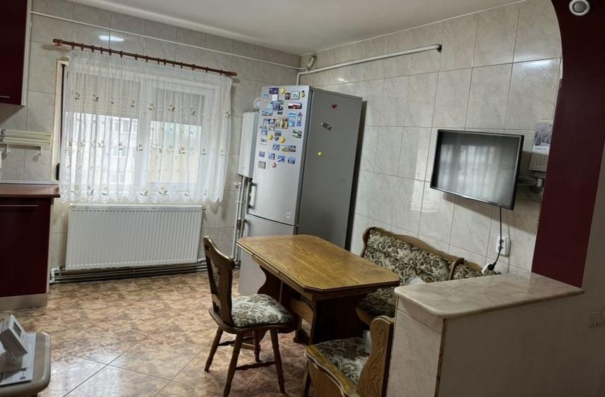 Apartament cu 3 camere decomandat în Micro 20