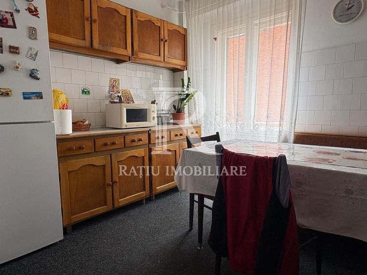 Apartament cu 4 camere decomandat, mobilat în Dacia