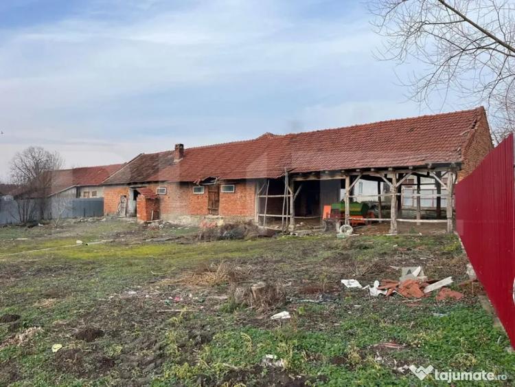 Casă cu 3 camere cu Teren 3000 Mp în Central
