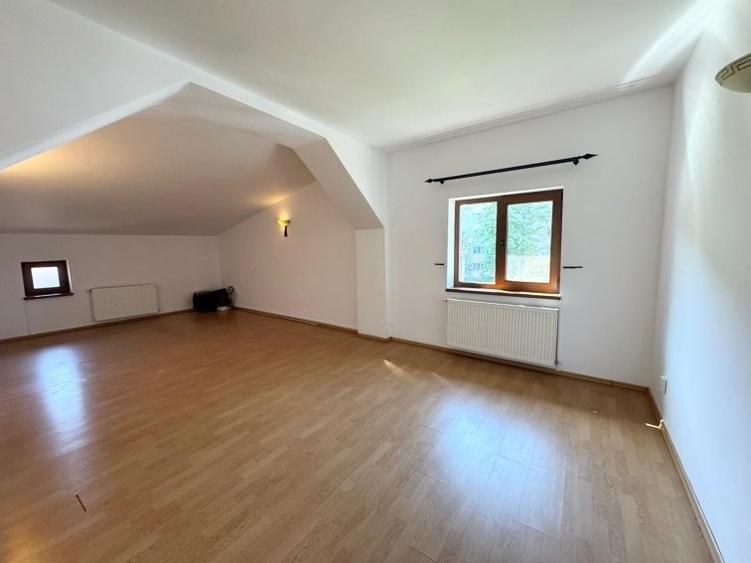 Casă cu 8 camere cu Teren 250 Mp în Tei