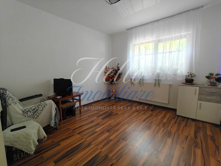Apartament cu 3 camere semidecomandat, mobilat în Florești