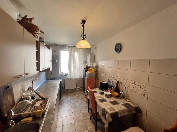 Apartament cu 3 camere decomandat în Far