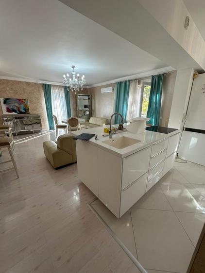 Penthouse cu 4 camere decomandat, mobilat în Băneasa