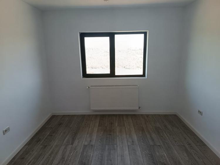 Duplex cu 4 camere cu Canalizare în Valea Lupului