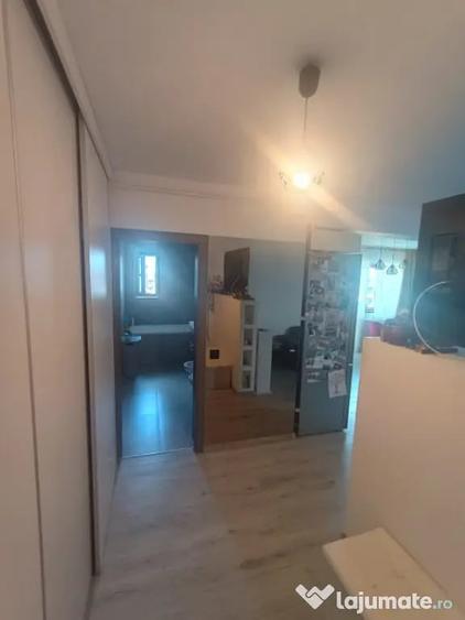 Apartament cu 3 camere semidecomandat în Florești