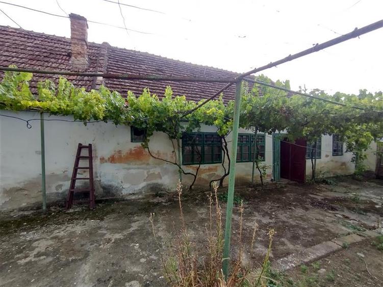 Casă individuală cu 7 camere cu Teren 546 Mp în Socol