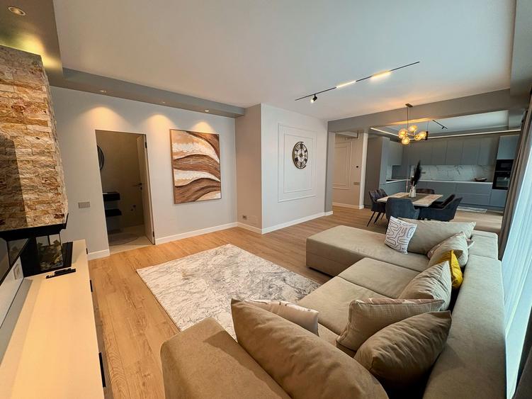 Penthouse cu 3 camere decomandat în Central
