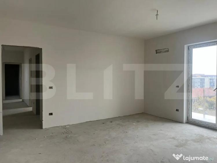Apartament cu 3 camere semidecomandat în Soarelui