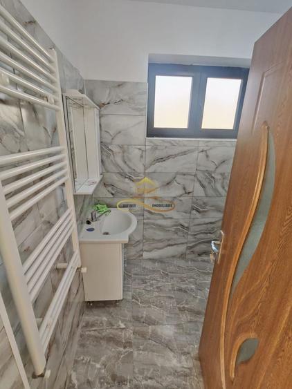 Casă individuală cu 6 camere cu Canalizare în Central