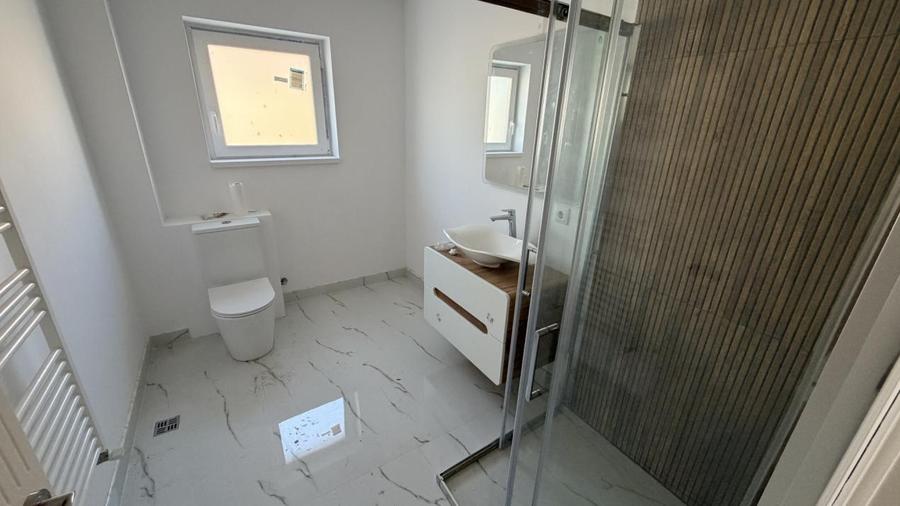 Casă cu 5 camere cu Teren 300 Mp în Tineretului