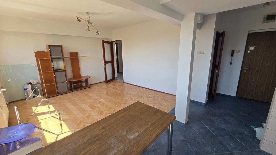 Apartament cu 3 camere semidecomandat în Domenii