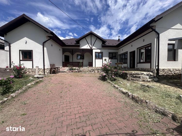 Casă cu 6 camere cu Teren 1532 Mp în Gura Vadului
