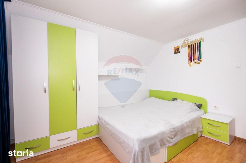 Casă cu 5 camere cu Teren 1600 Mp în Țițești