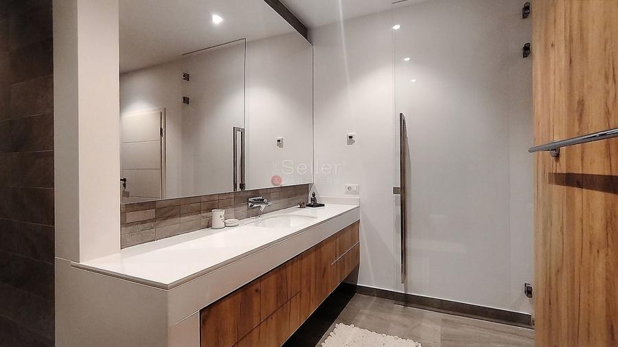Apartament cu 3 camere semidecomandat, mobilat în Central
