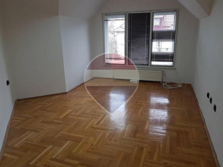 Casă individuală cu 13 camere cu Teren 700 Mp în Zorilor