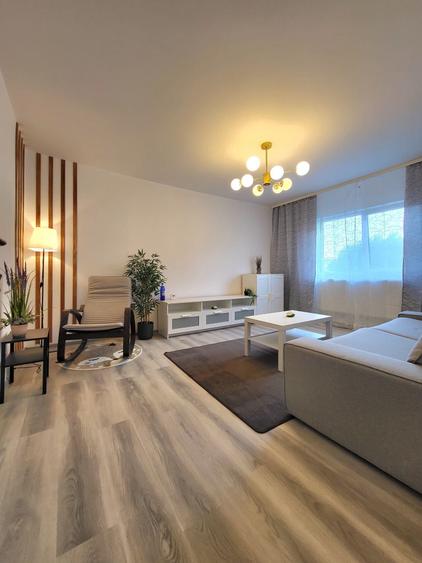 Apartament cu 3 camere decomandat în Sud