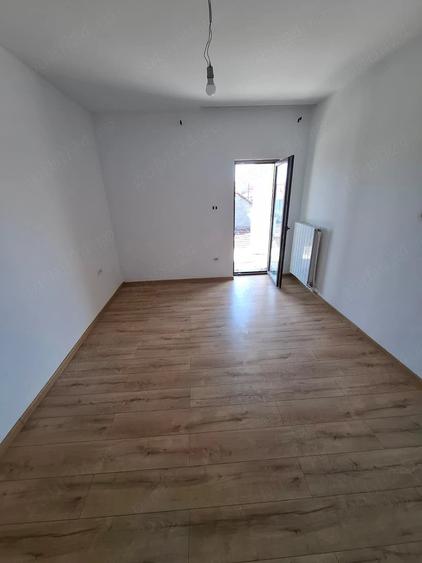 Apartament cu 4 camere semidecomandat în Pârneava