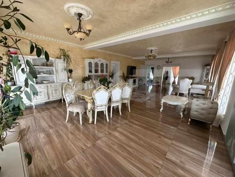 Casă individuală cu 9 camere cu Piscina în Sud