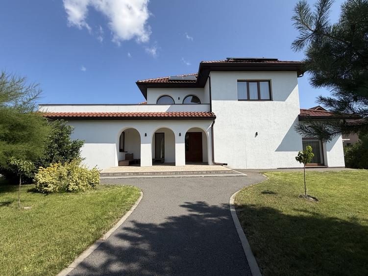 Casă individuală cu 5 camere cu Teren 2108 Mp în Florești