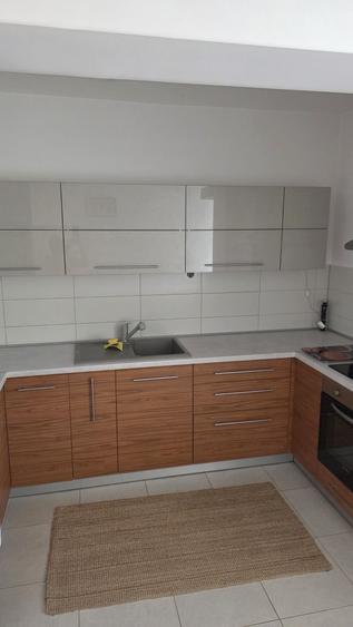 Apartament cu 2 camere decomandat în Tractorul