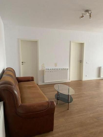 Apartament cu 3 camere semidecomandat, mobilat în Central