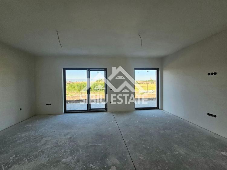 Duplex cu 5 camere cu Canalizare în Șura Mică