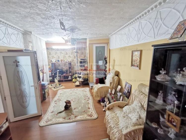 Casă individuală cu 5 camere decomandat cu Canalizare în Andronache