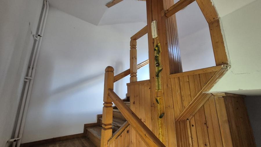 Casă individuală cu 11 camere cu Canalizare în Piatra Arsă
