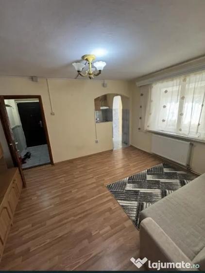 Apartament cu 2 camere semidecomandat, mobilat în Central