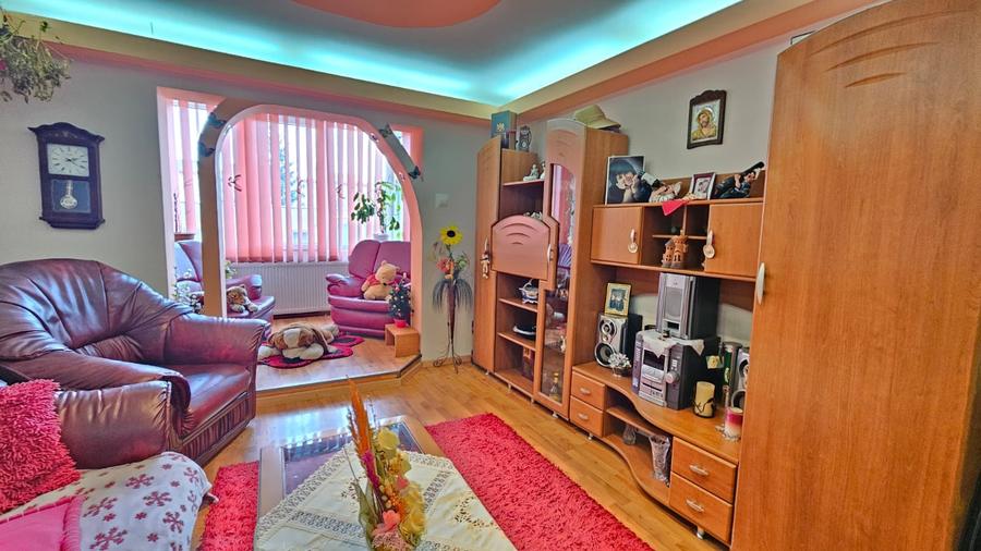 Apartament cu 3 camere decomandat în Județean
