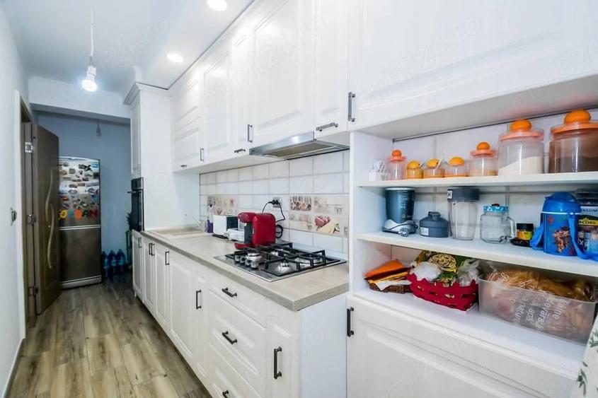 Apartament cu 3 camere decomandat în Girocului