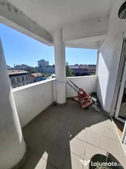 Apartament cu 3 camere decomandat în Boul Roșu