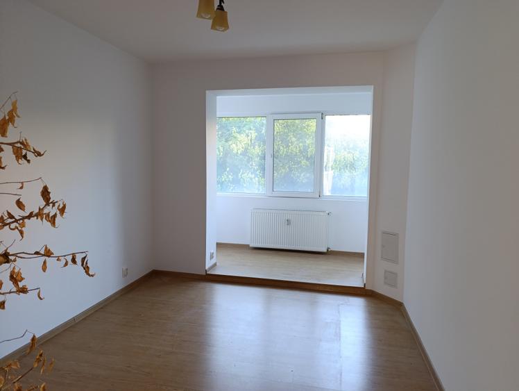 Apartament cu 3 camere semidecomandat în Alexandru Obregia