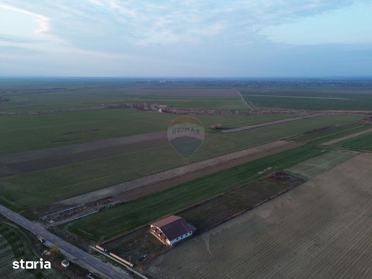 Teren de 12360 mp, în Vulturu