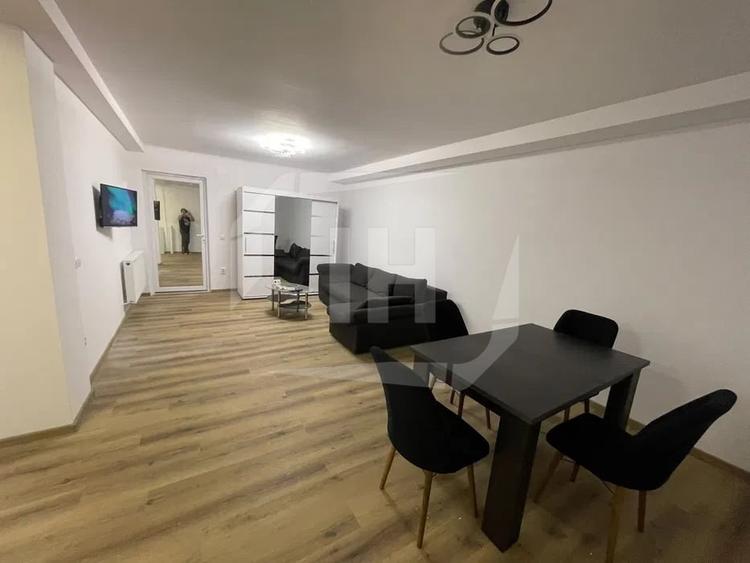 Apartament cu 2 camere semidecomandat, mobilat în Central
