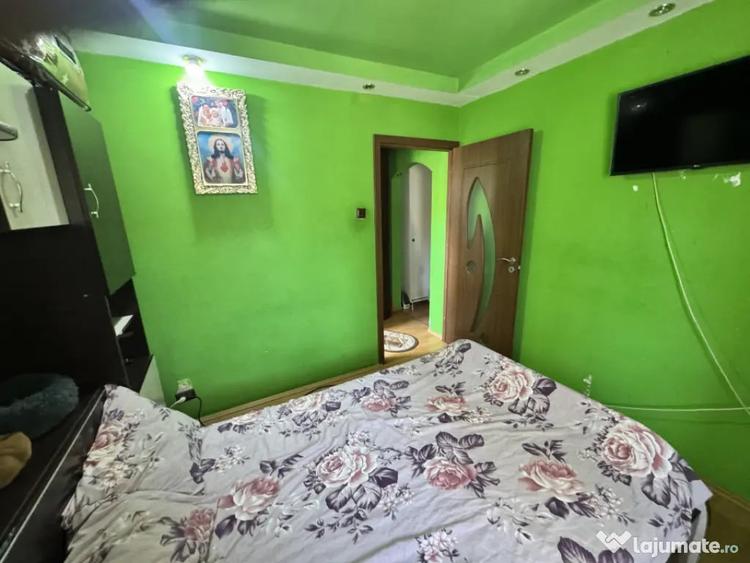Apartament cu 3 camere semidecomandat în Craiovița Nouă
