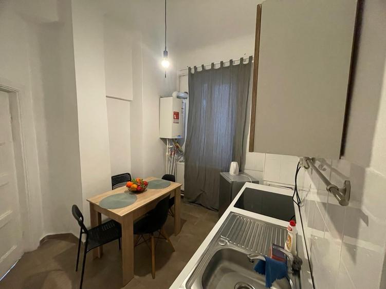 Apartament cu 4 camere decomandat în P-ța Universității