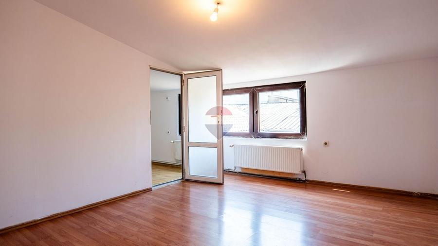 Casă individuală cu 9 camere cu Teren 160 Mp în Chitila