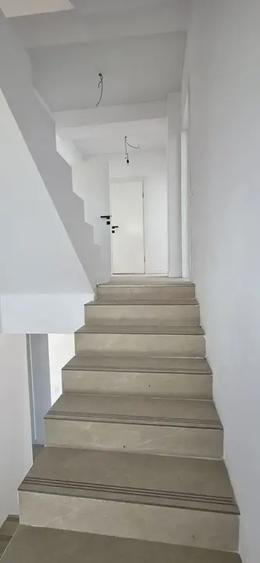 Casă individuală cu 5 camere cu Teren 409 Mp în Vest