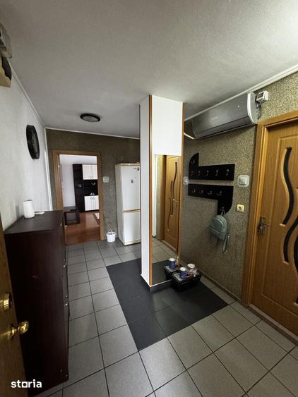 Apartament cu 3 camere decomandat în Tractorul