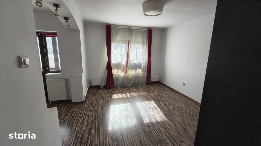 Casă cu 6 camere cu Teren 300 Mp în Tineretului