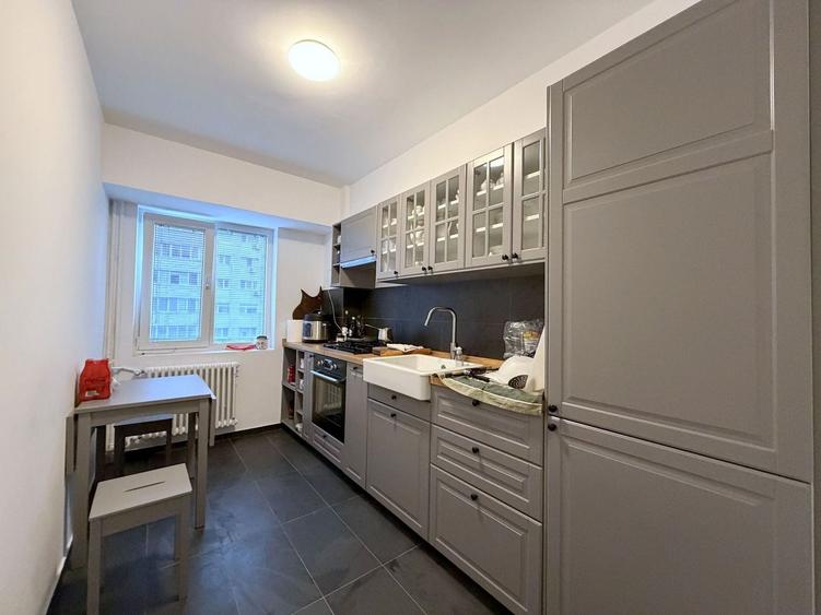 Apartament cu 3 camere semidecomandat, mobilat în Titulescu