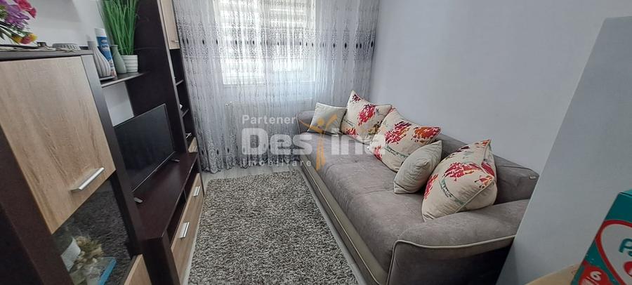 Apartament cu 3 camere semidecomandat, mobilat în Tătărași