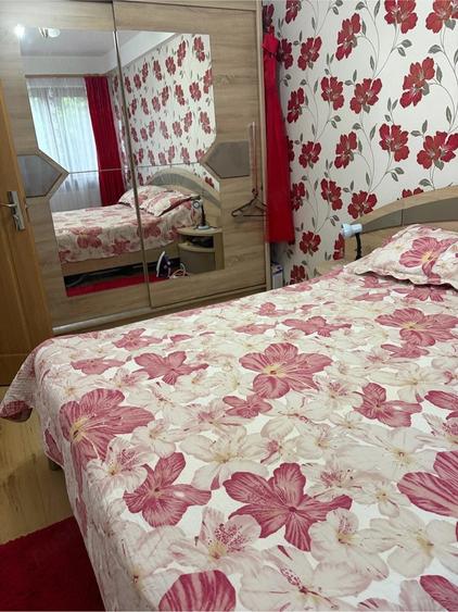 Apartament cu 3 camere semidecomandat în Piața Centrală