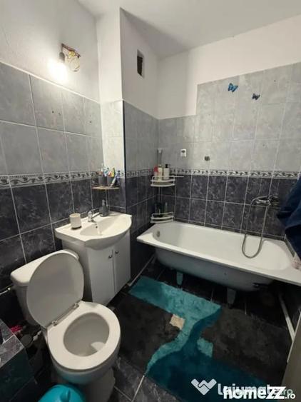 Apartament cu 3 camere decomandat în Calea București