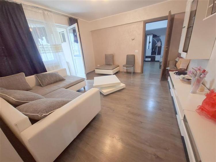 Apartament cu 3 camere semidecomandat, mobilat în Milcov