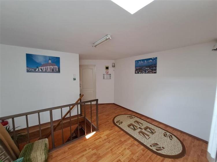 Casă individuală cu 8 camere cu Canalizare în Dâmbul Rotund