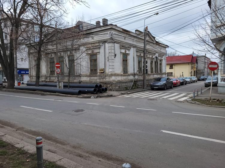 Casă individuală cu 10 camere cu Canalizare în Central